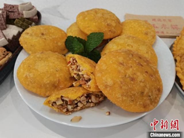 美食手艺人：金黄玉米粿点亮“美滋滋”生活PG麻将胡了2试玩新春走基层）杭州乡村