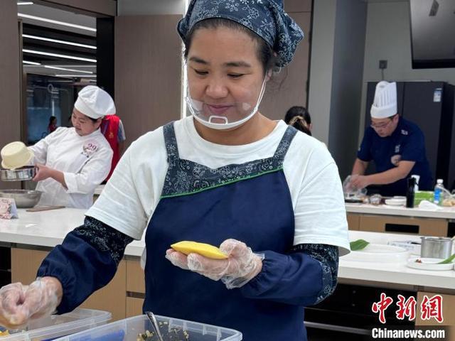 美食手艺人：金黄玉米粿点亮“美滋滋”生活PG麻将胡了2试玩新春走基层）杭州乡村(图2)